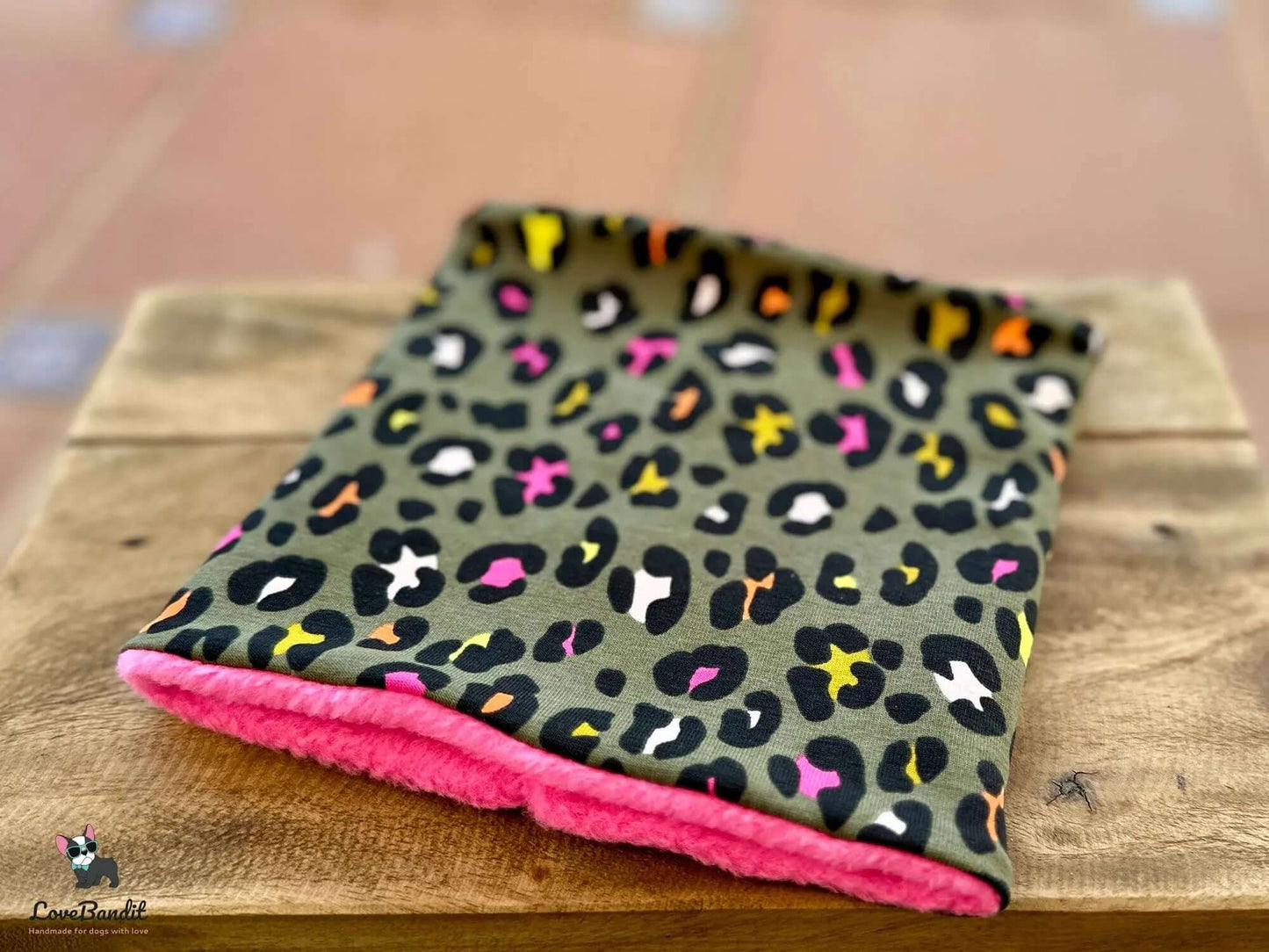 Hundeloop Hundeschal "Neo Leo oliv" Leopardenprint Neon Farbakzente - LoveBandit