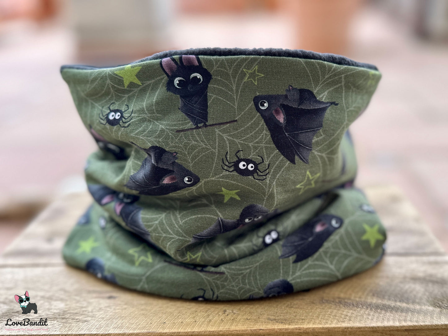 Hundeloop Hundeschal "Itsy Bitsy Fledermaus" oliv Fleece oder Teddyplüsch - LoveBandit