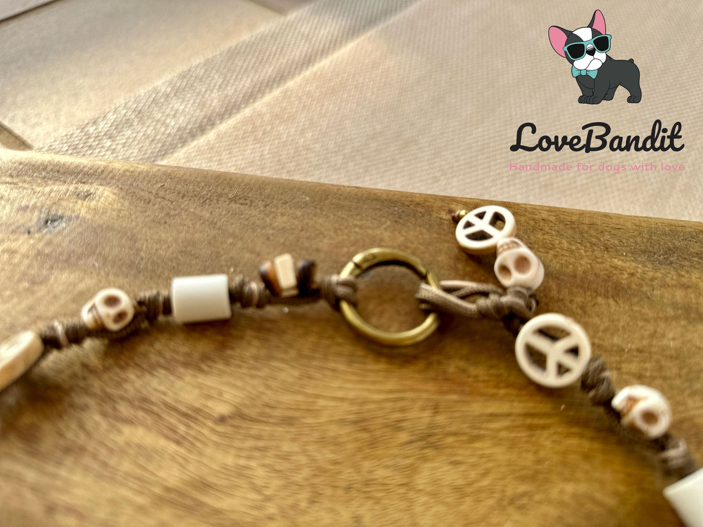 EM Keramik Hundehalsband "BOO" mit Totenköpfen & Peace bronze Lovebandit