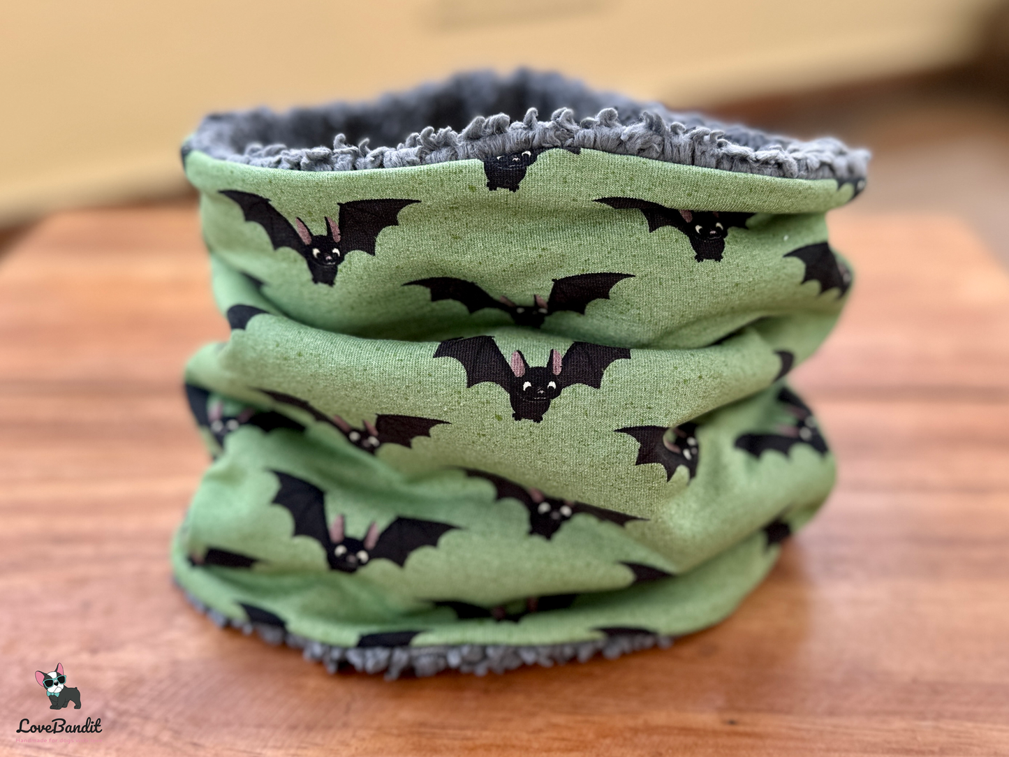 Hundeloop Hundeschal "Fred Fledermaus" grün Fleece oder Teddyplüsch - LoveBandit