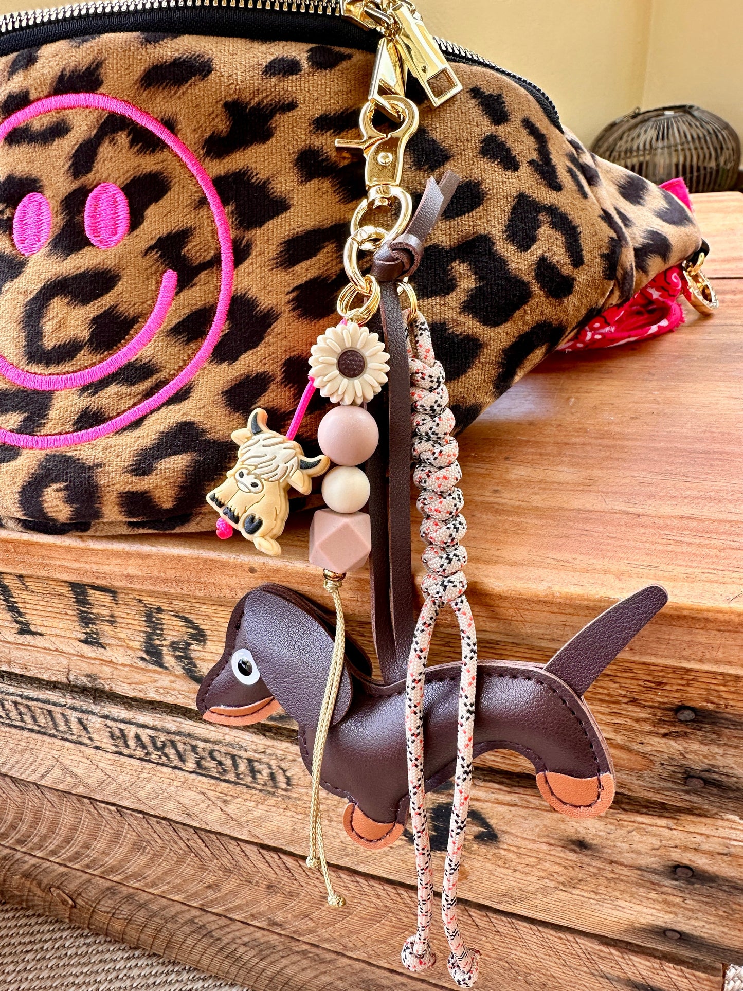 Taschenanhänger Dackel, Hippiekuh, Perlen, Seil - LoveBandit