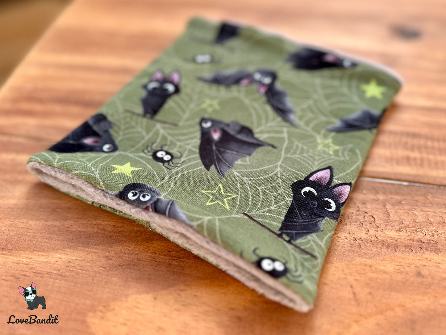 Hundeloop Hundeschal "Itsy Bitsy Fledermaus" oliv Fleece oder Teddyplüsch - LoveBandit
