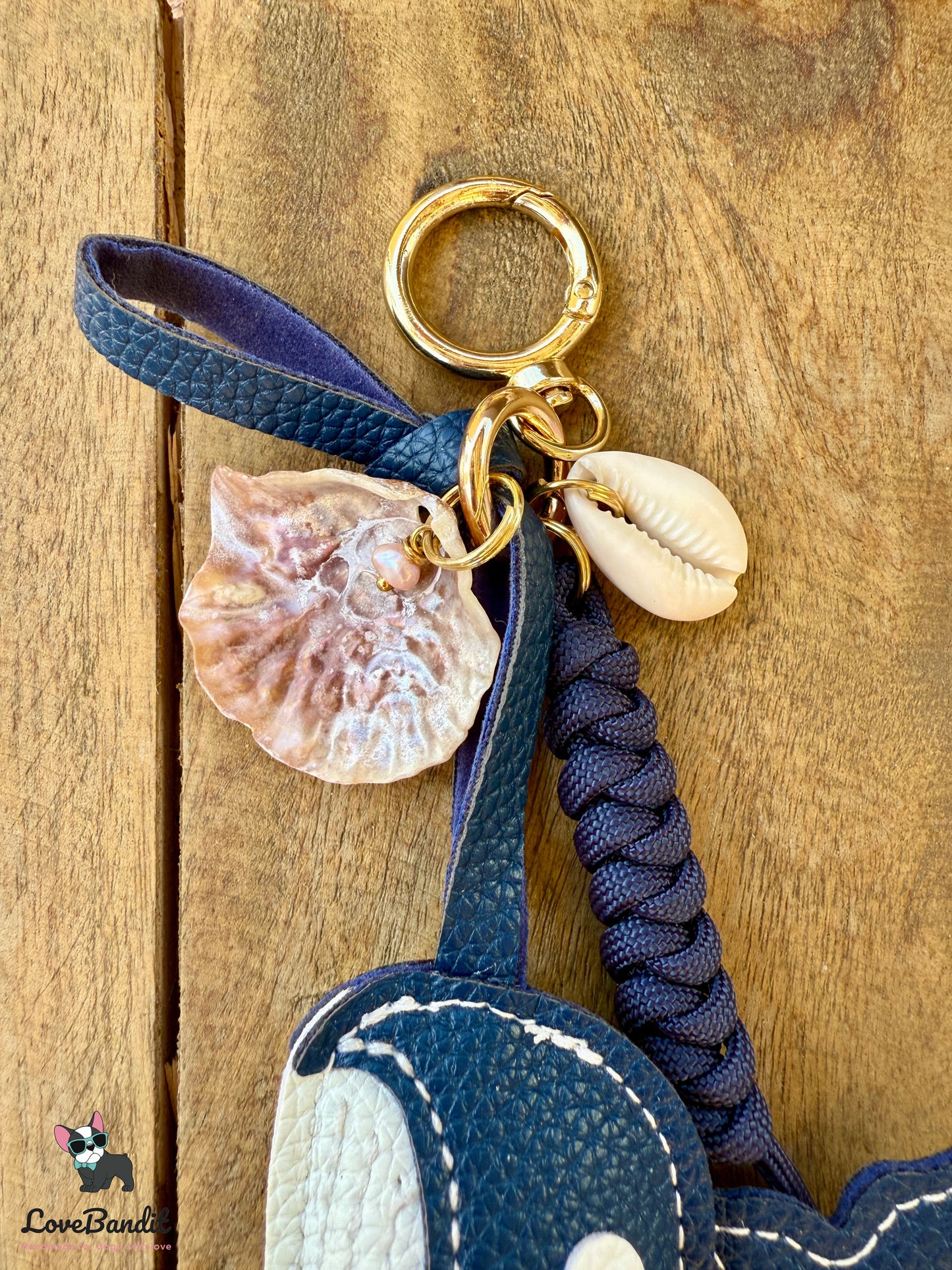 Taschenanhänger Bag Charm Wal mit Pearlmutt & Muschel-LoveBandit