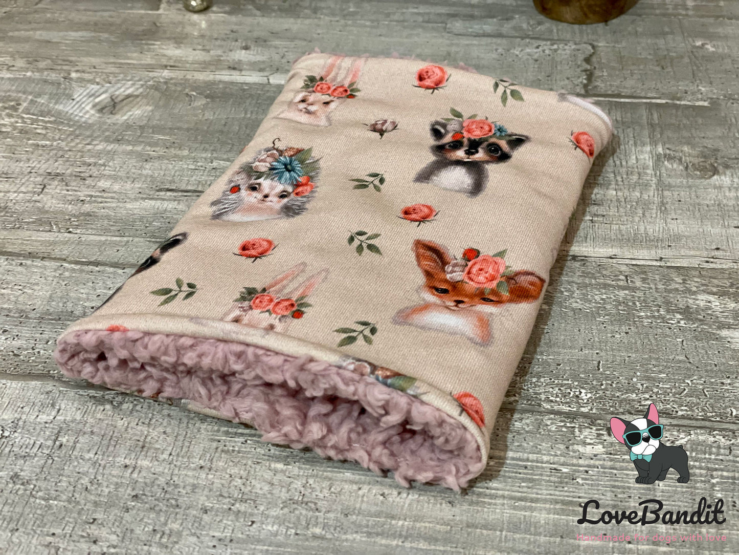Hundeloop "Hase Igel und Dachs an Rosen" Hellbraun aus Fleece oder Teddyplüsch Lovebandit