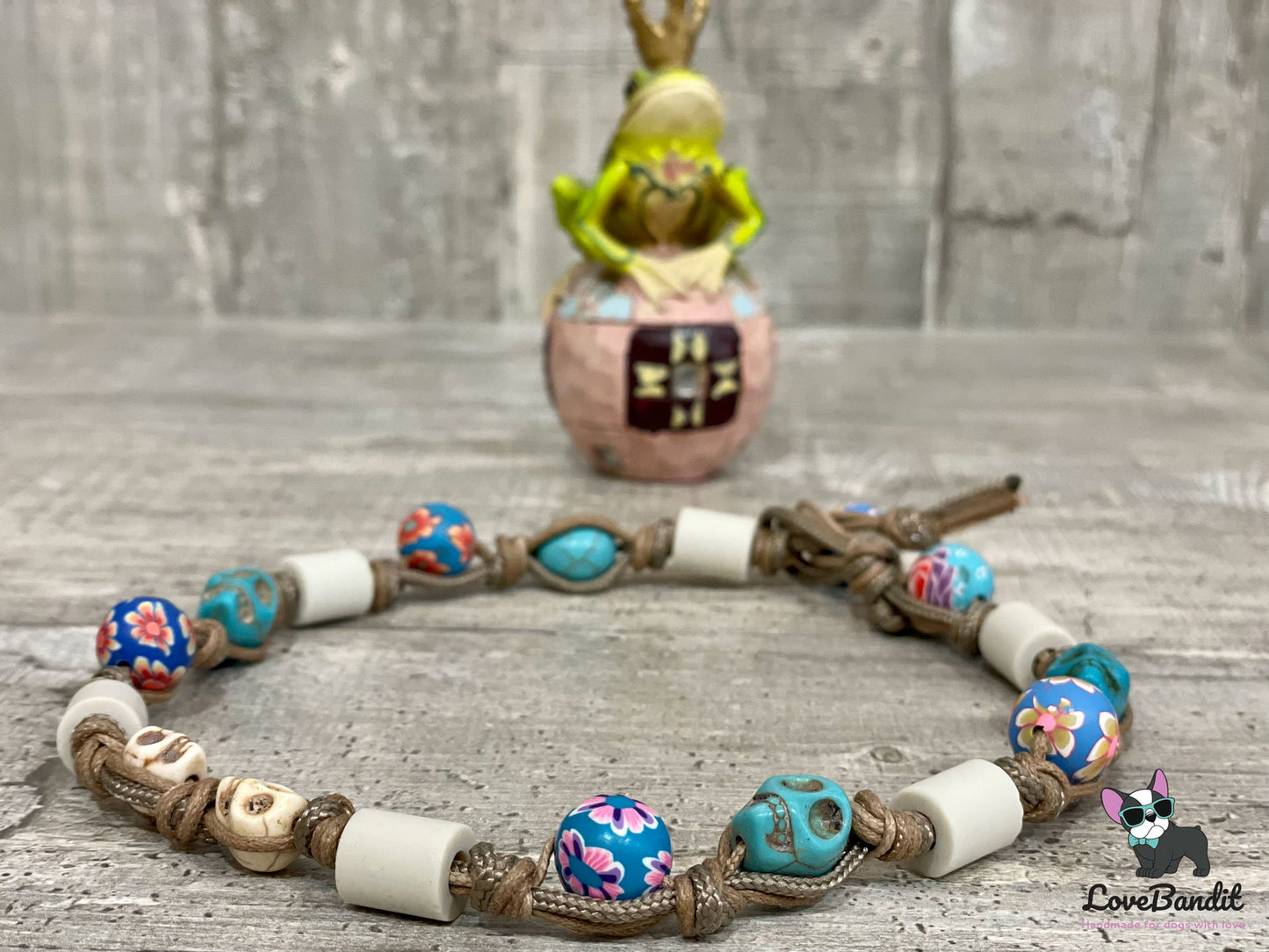 EM Keramik Halsband "Skulls and Pearls" aus synth.Howlith Lovebandit
