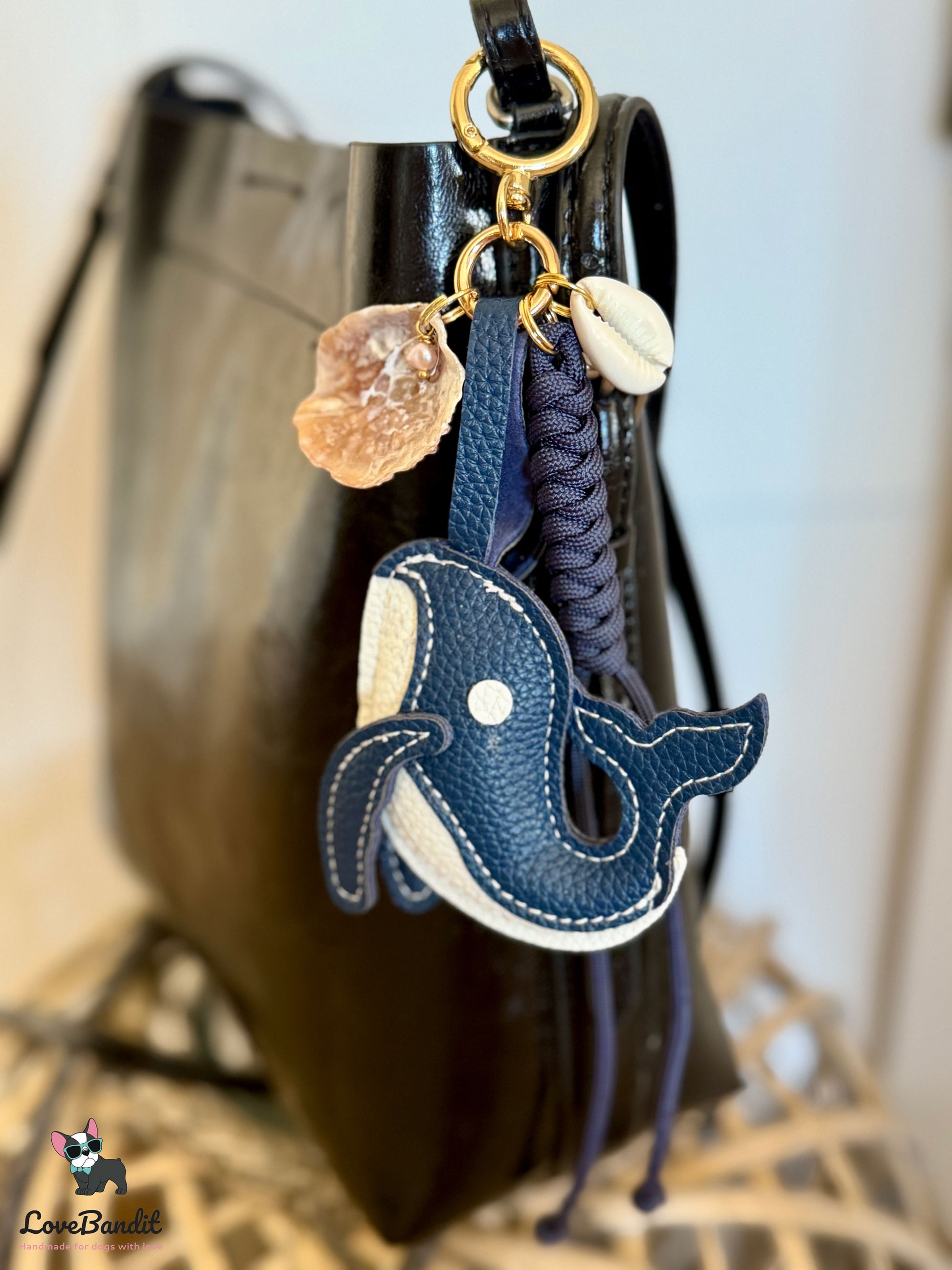 Taschenanhänger Bag Charm Wal mit Pearlmutt & Muschel-LoveBandit