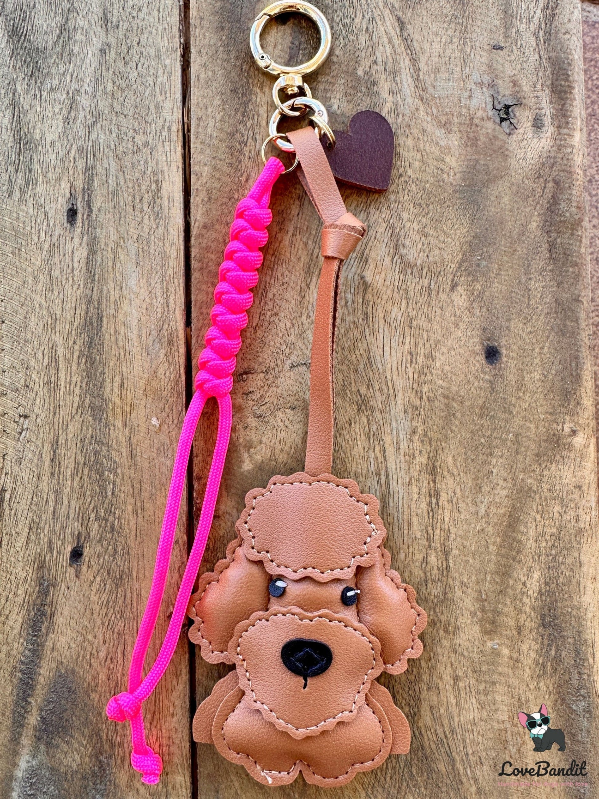 Taschenanhänger Hund Poodle cognacbraun neonpink - LoveBandit